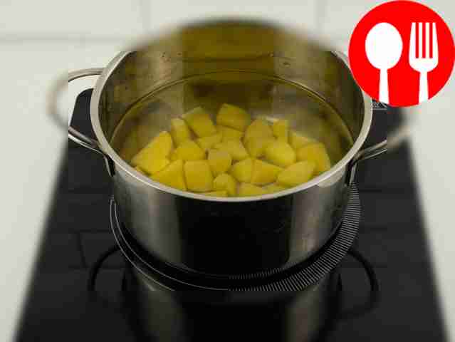 Залейте кастрюлю водой, уложите картофель и...