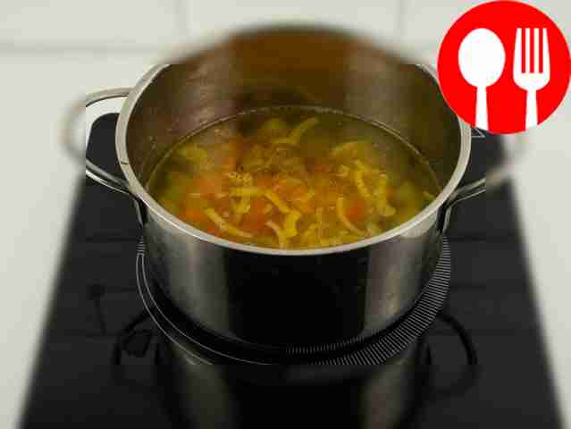 Золотистый лук с морковью положите в воду, где...