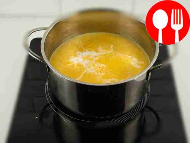 Добавьте в суп сыр и сливки, перемешайте до...