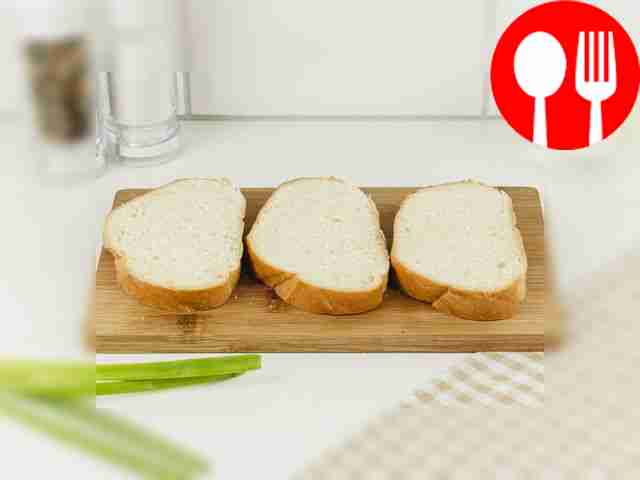 Разрежьте хлеб на три ломтика толщиной...