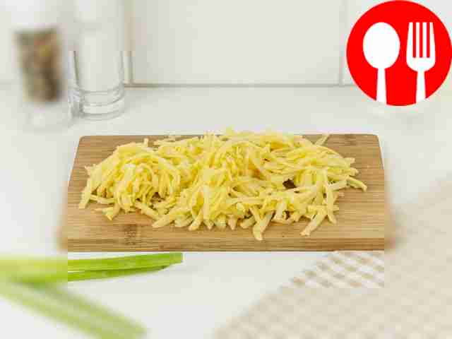 Потрите картофель на тёрке.