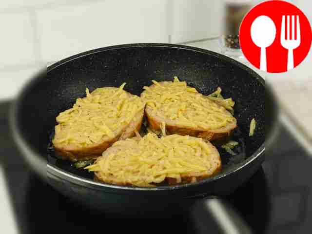 Выложите гренки с картофельной начинкой вниз...