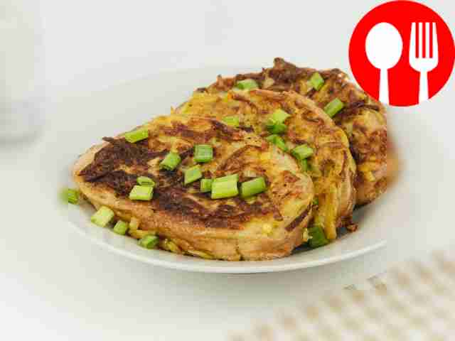 Украсьте готовое блюдо мелко нарезанной...