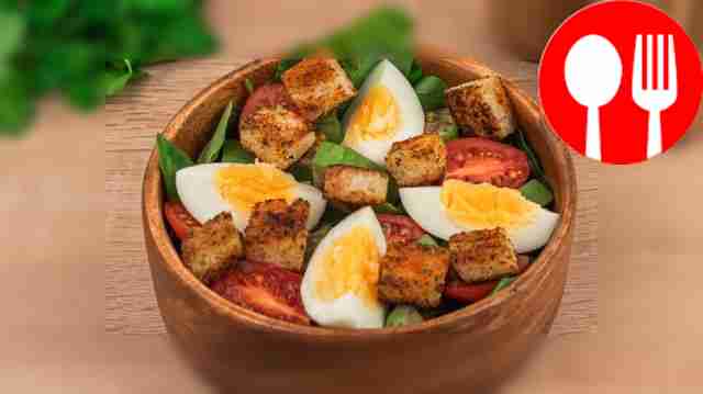 Салат с гренками