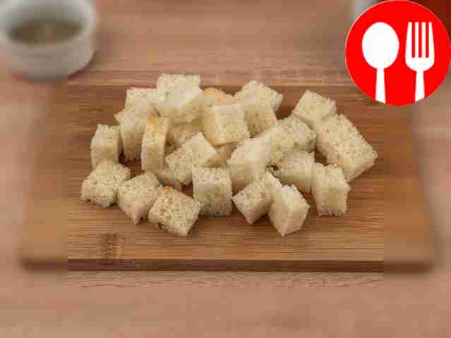 Разложите пшеничный хлеб на разделочной доске....