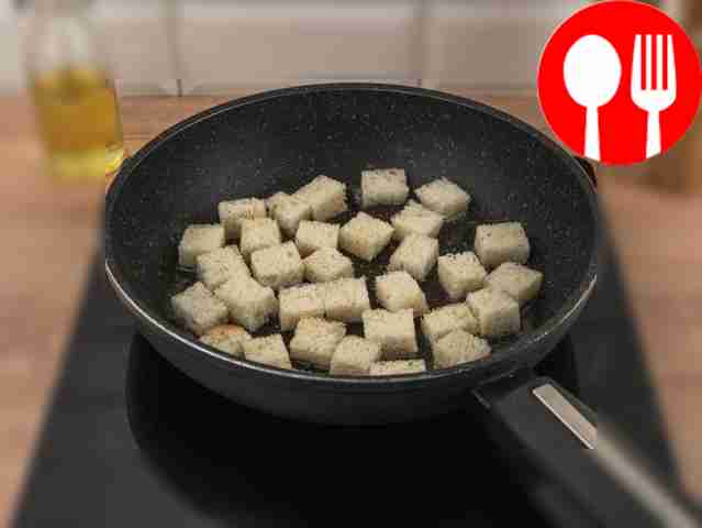 Возьмите сковороду, смажьте её подсолнечным...