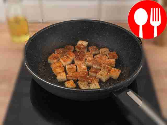 Добавьте к гренкам приправы тако, сушёный...