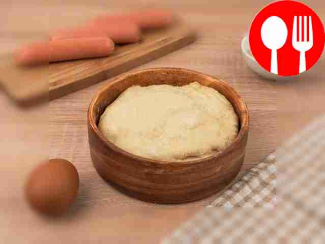 Снимите упаковку с сосисок. Разделите желтки и...