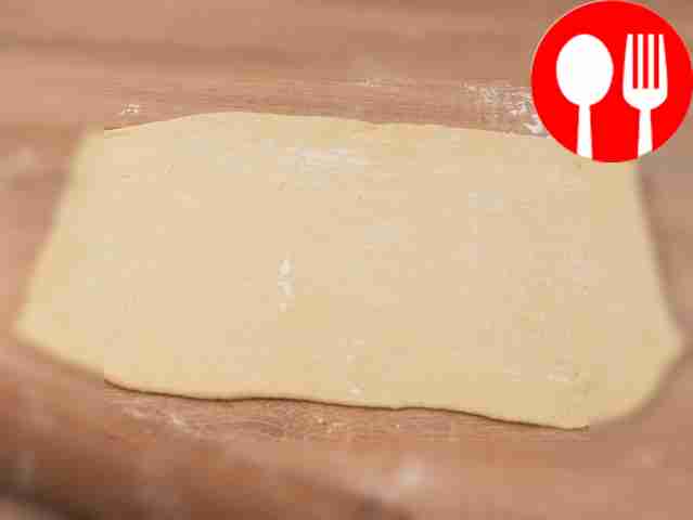 Посыпьте стол мукой и поместите на него тесто....