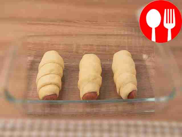 Смажьте растительным маслом противень или...