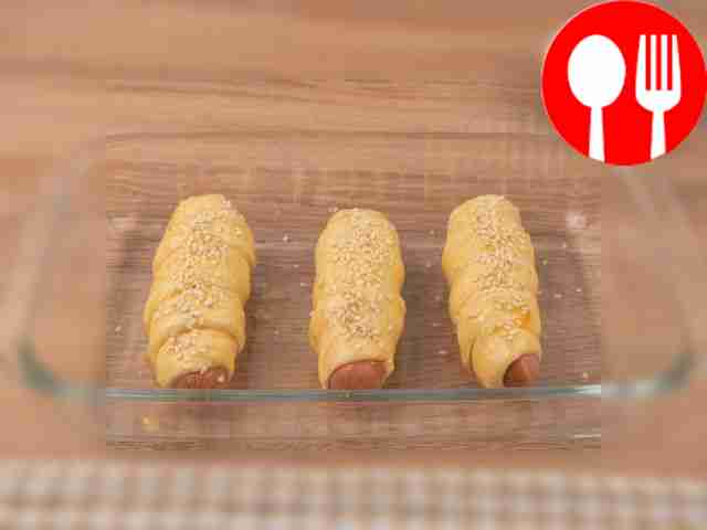 Нанесите на сосиски слой яичного желтка и...