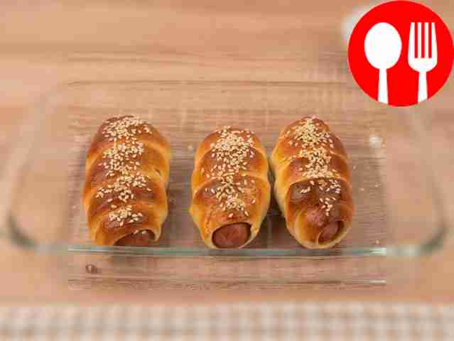 Выпекайте сосиски, завернутые в тесто, в...