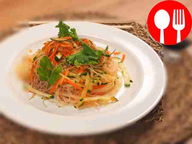 Салат с фунчозой, корейской морковью и паприкой