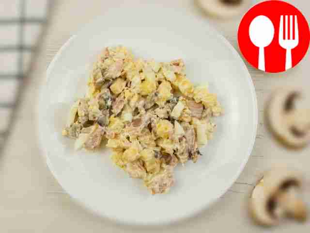 Салат с шампиньонами и копчёной курицей