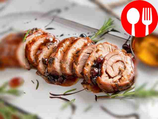 Домашний рулет из свинины с брусникой