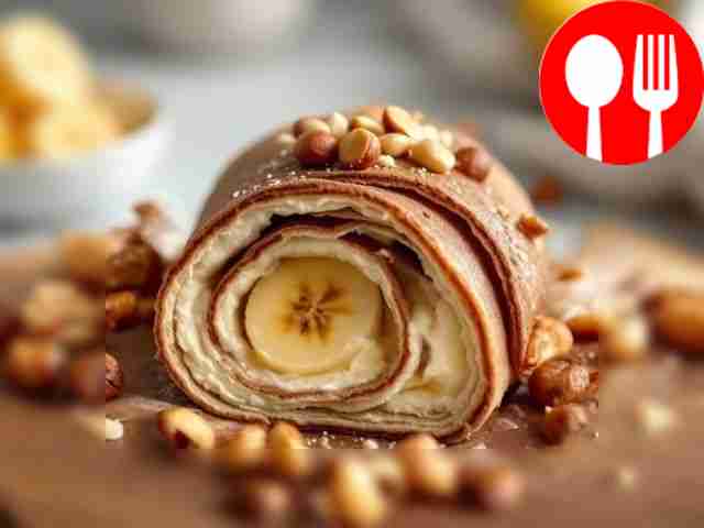 Рулет из шоколадных блинчиков с творогом и бананом