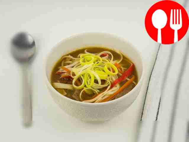 Подавайте суп горячим и щедро украсьте его...