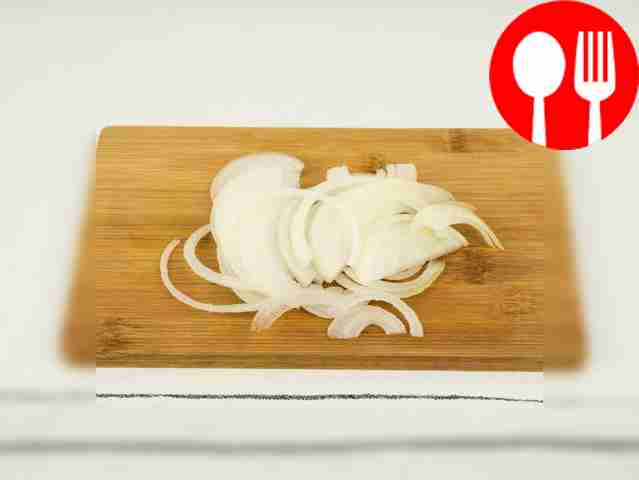 Нарежьте репчатый лук на полукольца.