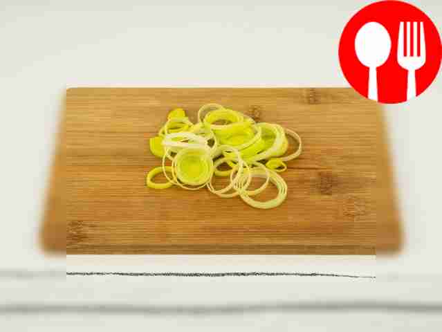 Порей нарежьте тонкими кольцами, чеснок и...