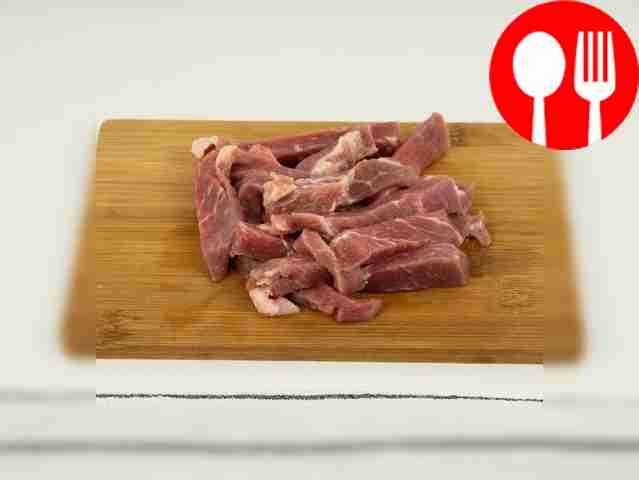 Нарежьте говядину мелкими брусками.