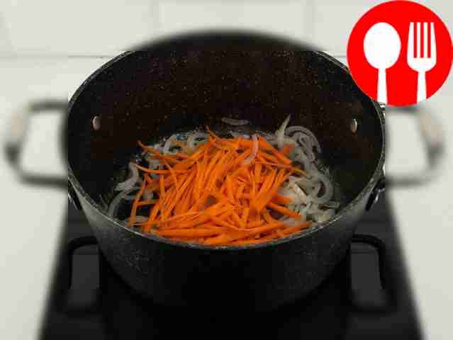 Разогрейте кастрюлю с толстым дном на...