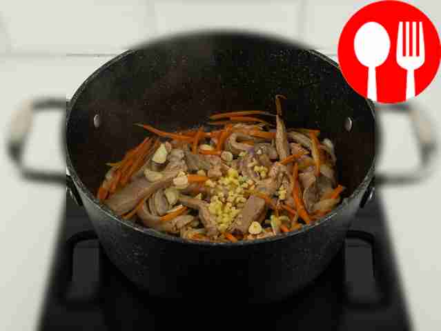 Выложите мясо к овощам, перемешайте и...