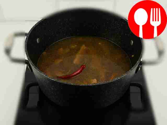 Залейте содержимое кастрюли водой, влейте...