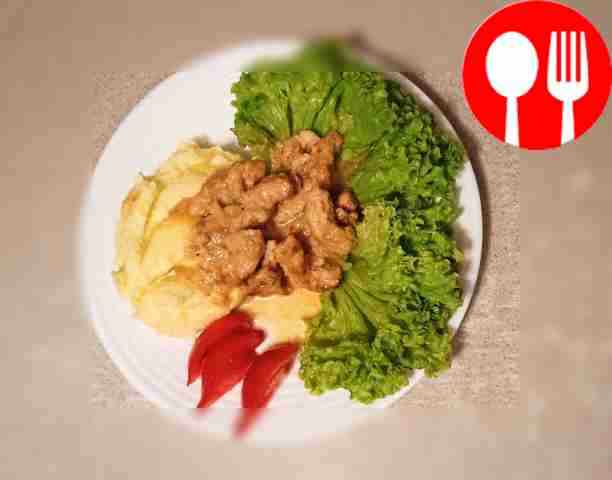 Бефстроганов из свинины со сметаной и мускатным орехом