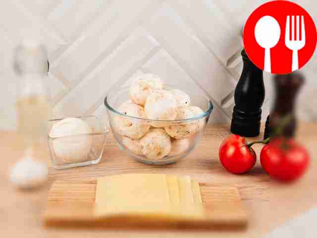 Вымойте грибы и помидоры, затем обсушите их...