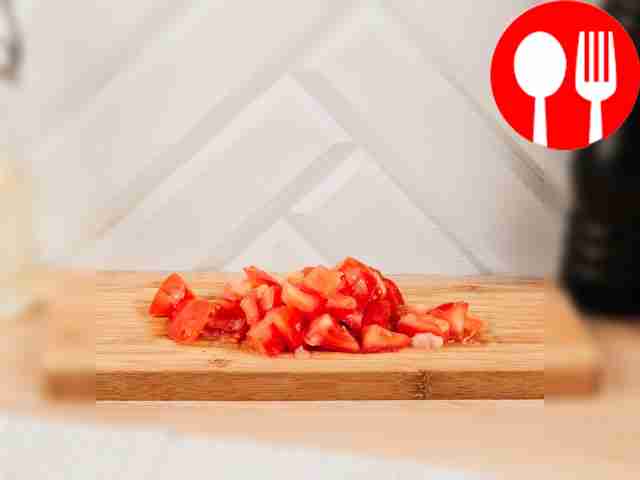 Чеснок мелко порубите. Помидоры порежьте...