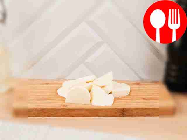 Нарежьте моцареллу на пластины средней толщины...