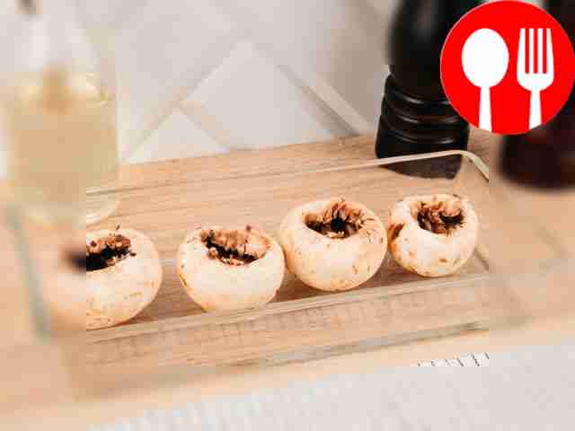 Отделите ножки шампиньонов от шляпок....