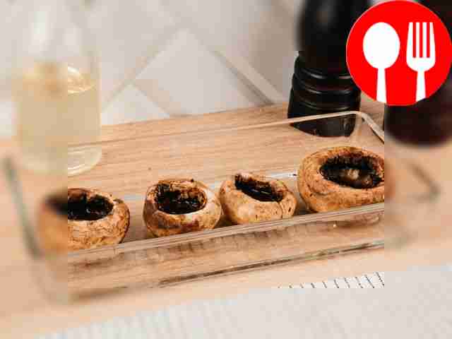 Выложите шляпки грибов в предварительно...