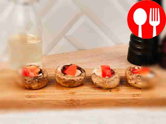 Выньте грибы из духовки и начините их...