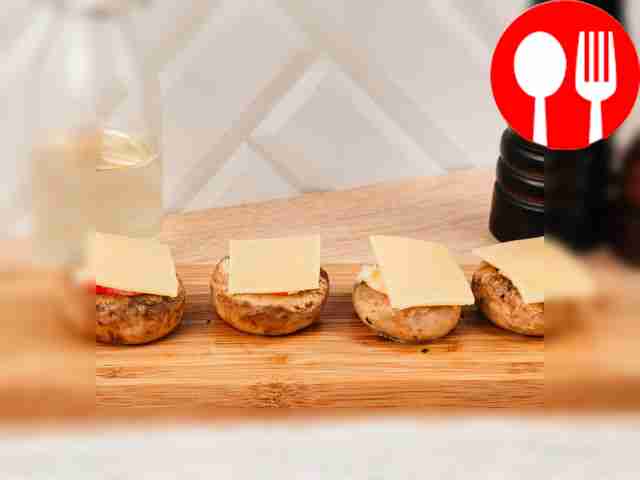 - На каждую шляпку выложите ломтик плавленого...