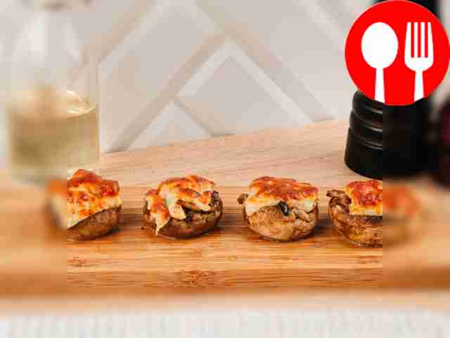 Подавайте горячие шампиньоны, посыпав их мелко...