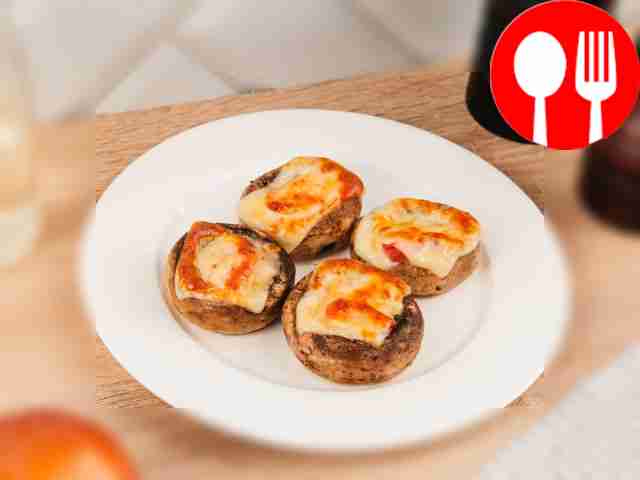 Грибы, фаршированные моцареллой и помидорами