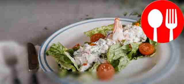 Салат с креветками и сырным соусом