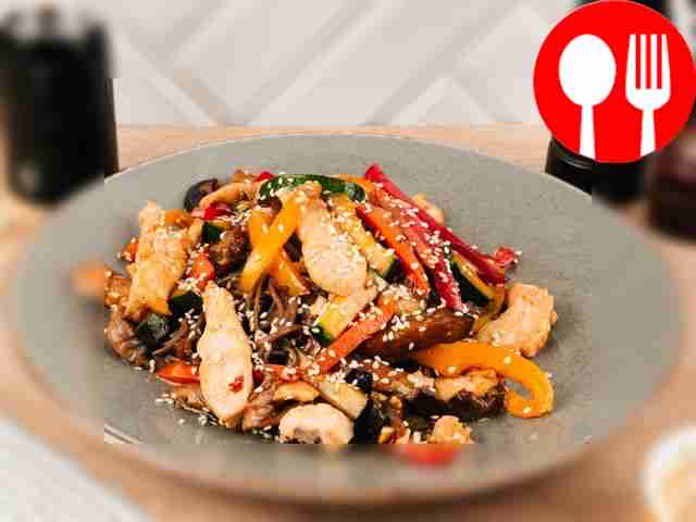 Соба с курицей и овощами