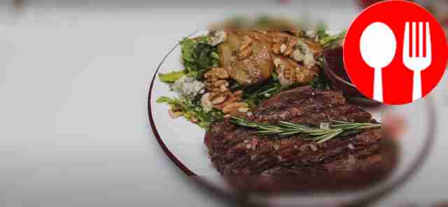 Стейк с клюквенным соусом и салатом