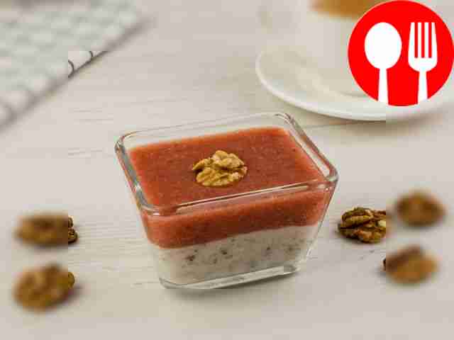 Норвежский рисовый крем с клубникой и орехами