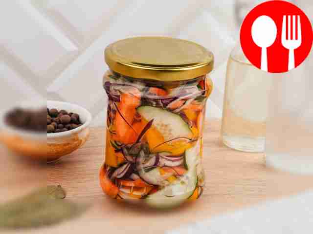 Маринованный салат из помидоров, огурцов и моркови