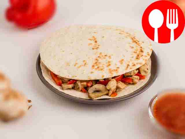 Выложите начинку сверху и накройте второй...