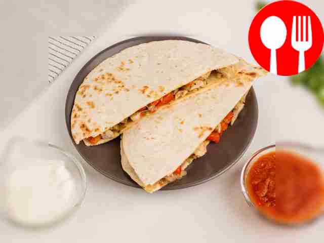 Сначала намажьте лепёшку майонезом, сырным...