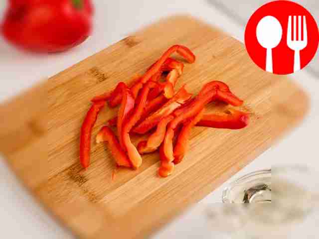 Нарежьте болгарский перец тонкими полосками.