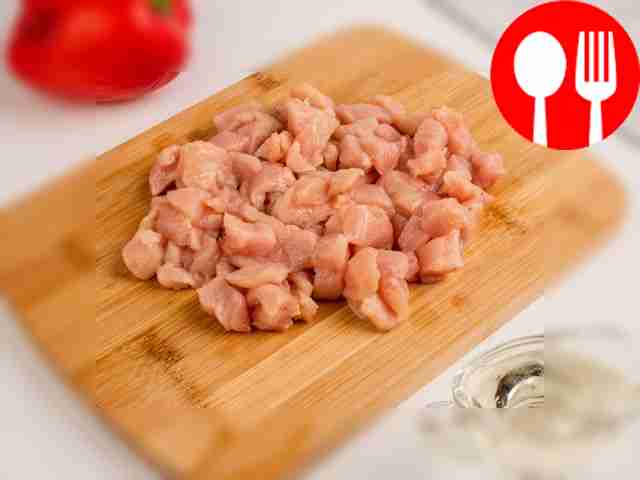 Нарежьте куриное филе на небольшие кубики...