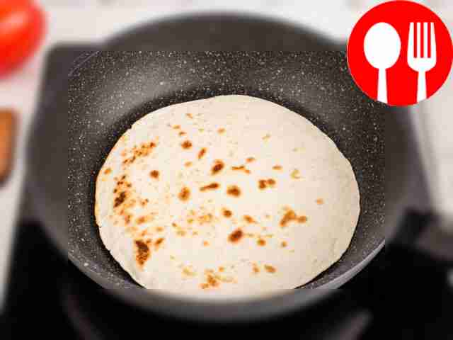 Положите лепёшку на плоское блюдо.