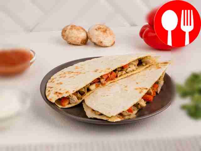 Кесадилья с курицей и шампиньонами