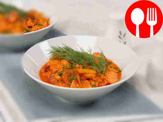 Солянка по-деревенски с сосисками