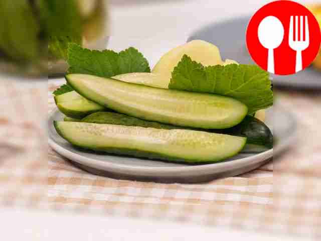 Маринованные огурцы с яблоками